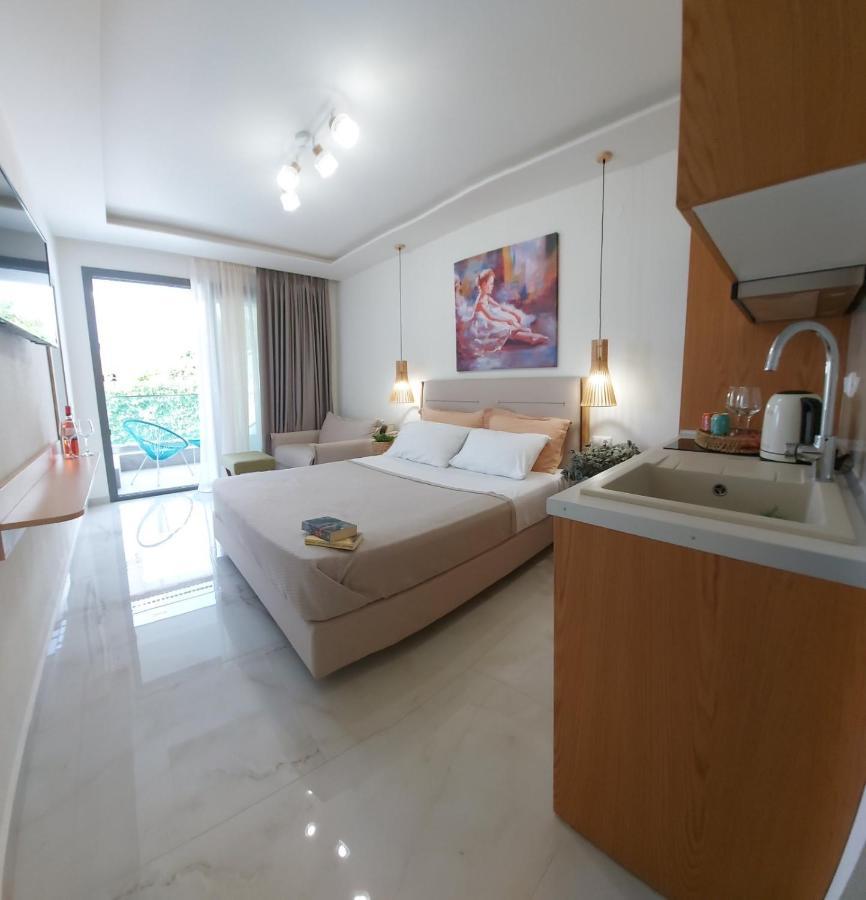 Wide Blue Luxury Boutique Suites Неос-Мармарас Екстер'єр фото