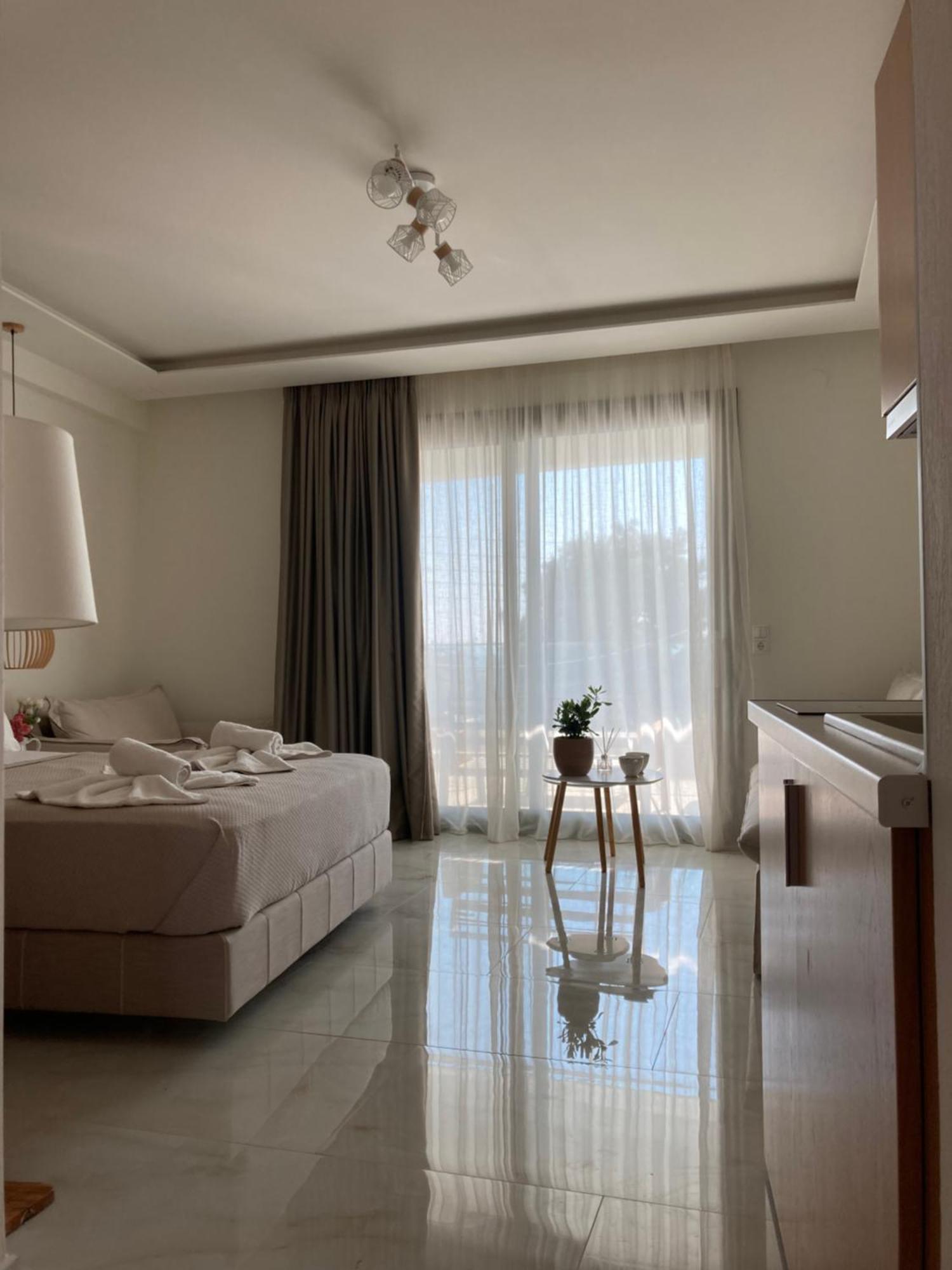 Wide Blue Luxury Boutique Suites Неос-Мармарас Екстер'єр фото
